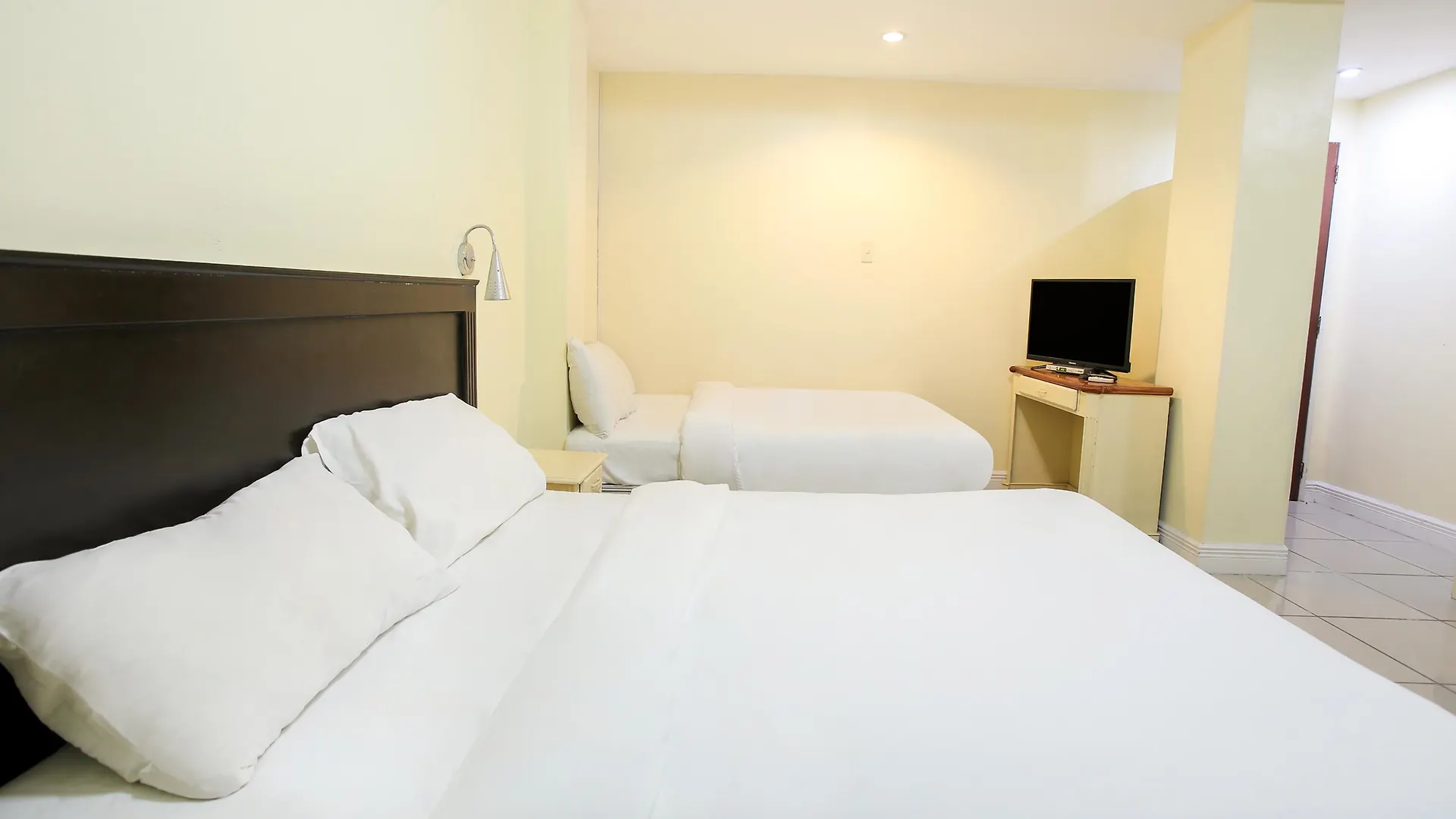 Hotel Euroasia By Bluebookers Angeles