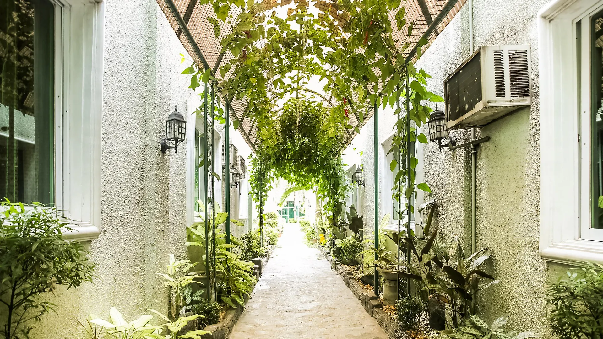 Hotel Euroasia By Bluebookers Angeles