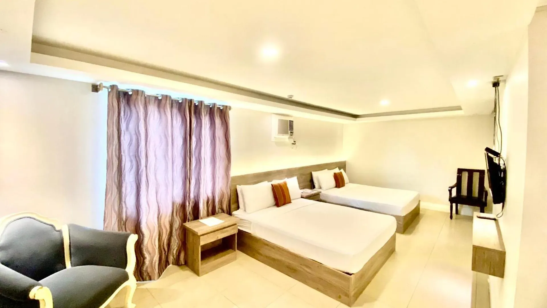 Hotel Euroasia By Bluebookers Angeles