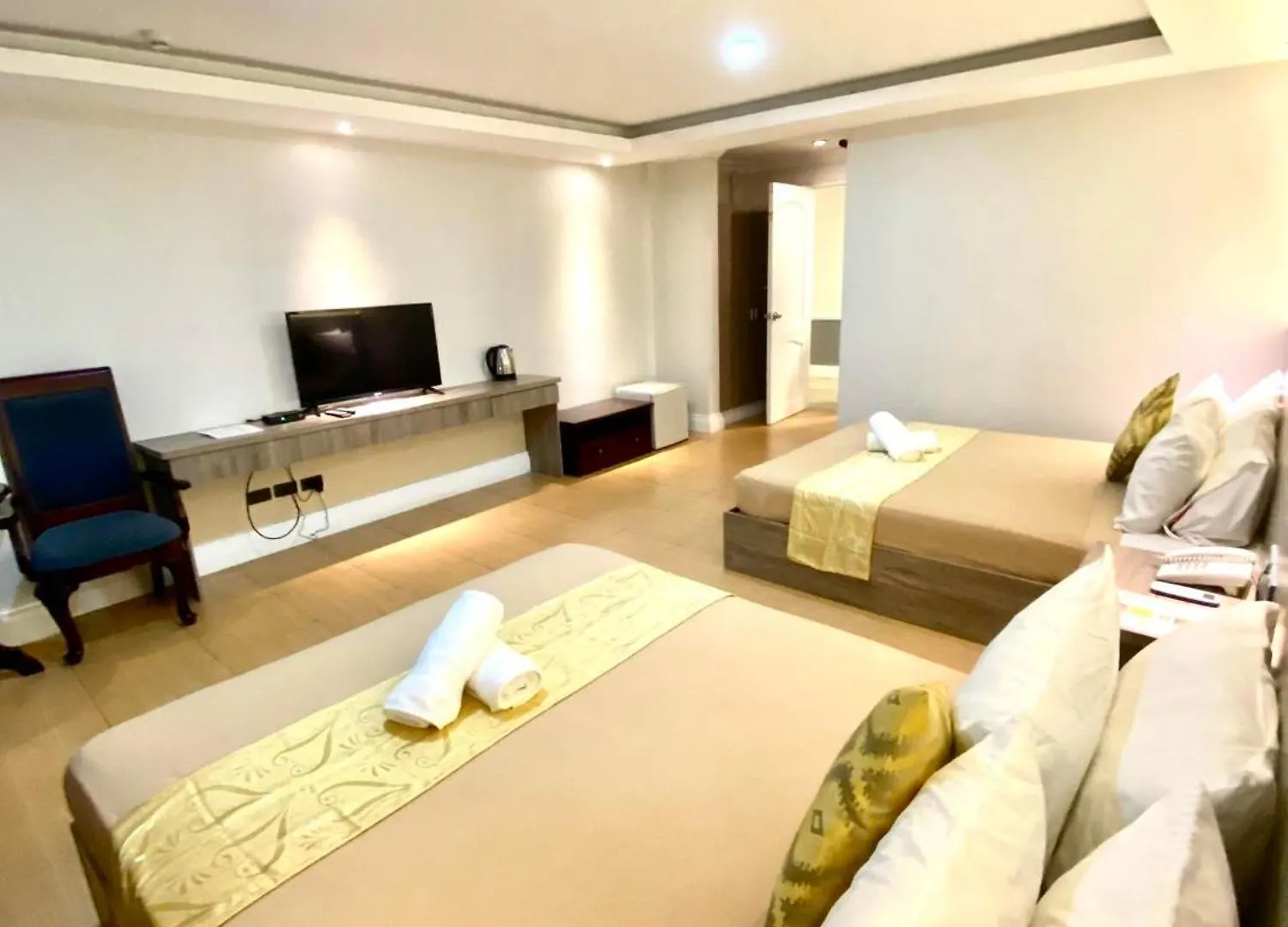 Hotel Euroasia By Bluebookers Angeles